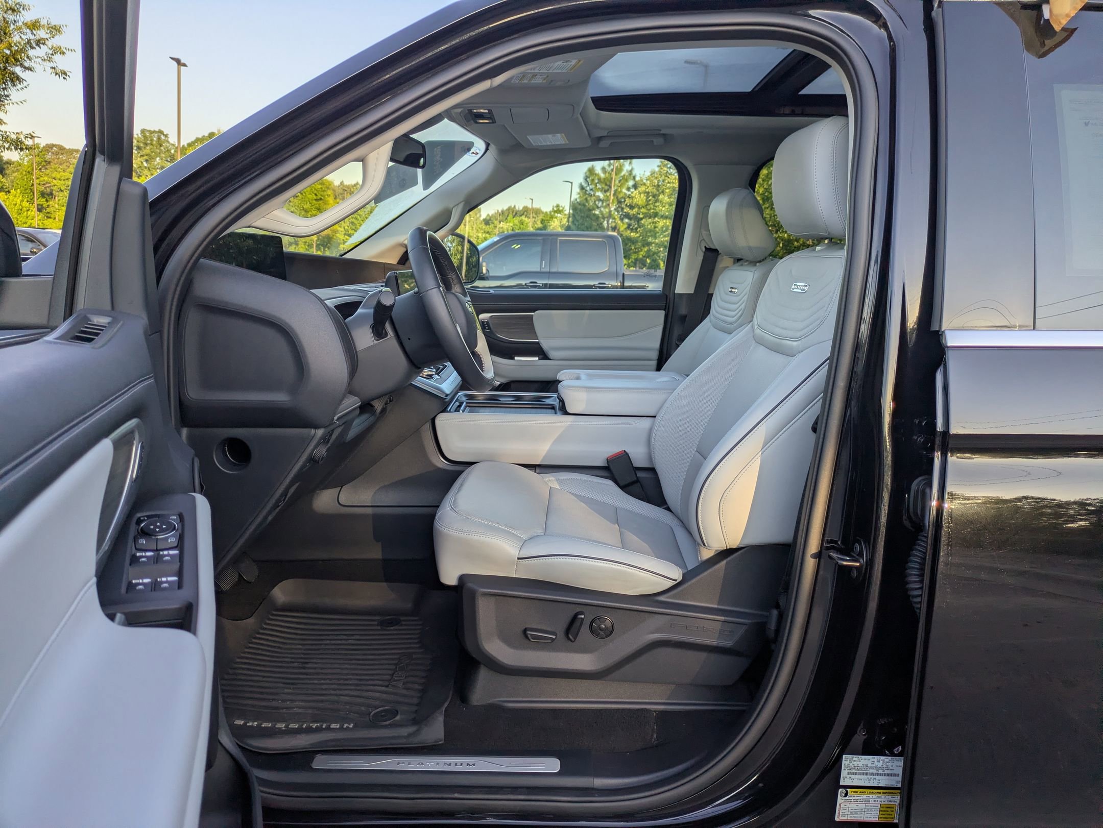 Certified 2025 Ford Expedition Platinum w/ Platinum Ultimate Package AWD/4WD image 12