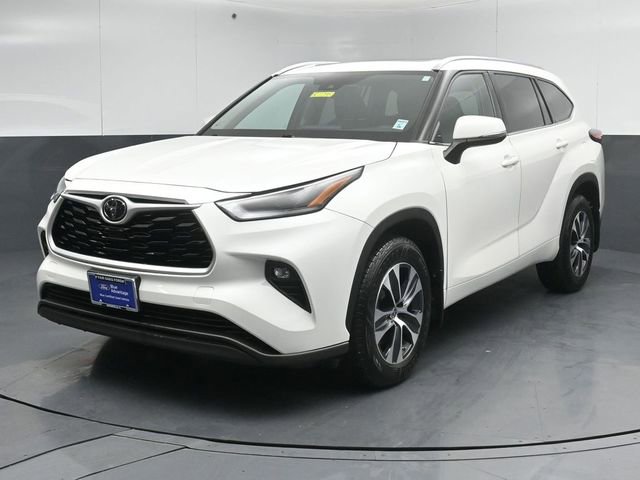 Used 2021 Toyota Highlander XLE AWD/4WD image 3