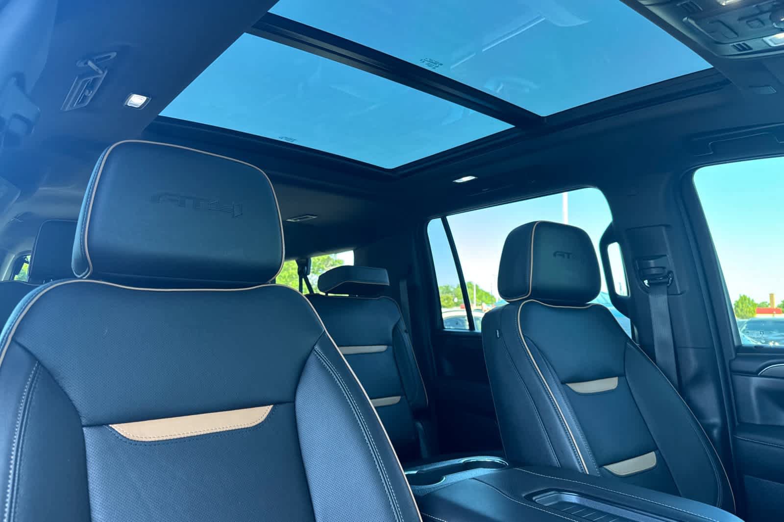 Used 2023 GMC Yukon XL AT4 w/ AT4 Premium Plus Package AWD/4WD image 18