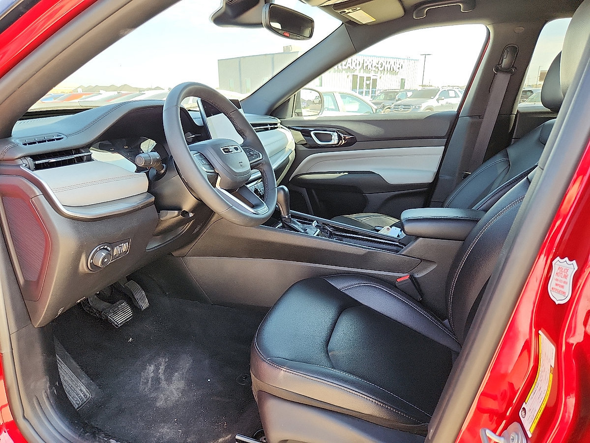 Used 2025 Jeep Compass Limited AWD/4WD image 16