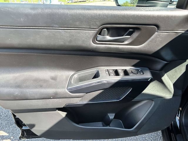Used 2025 Nissan Pathfinder SV AWD/4WD image 17