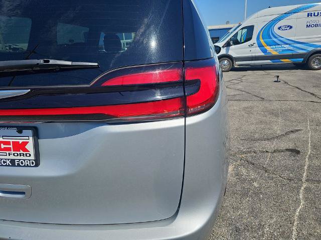 Used 2024 Chrysler Pacifica Touring-L FWD image 33