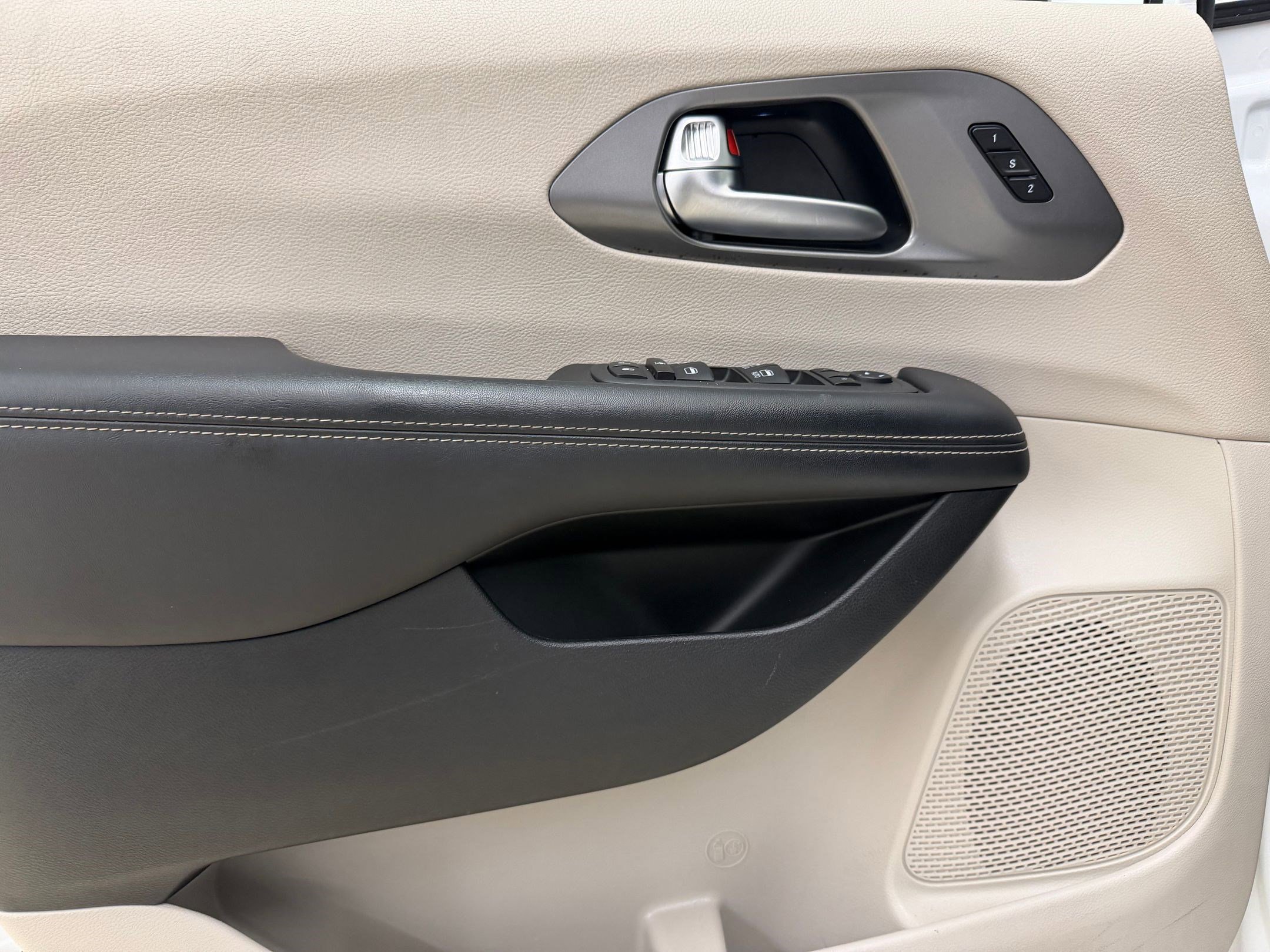 Used 2023 Chrysler Pacifica Touring-L image 18