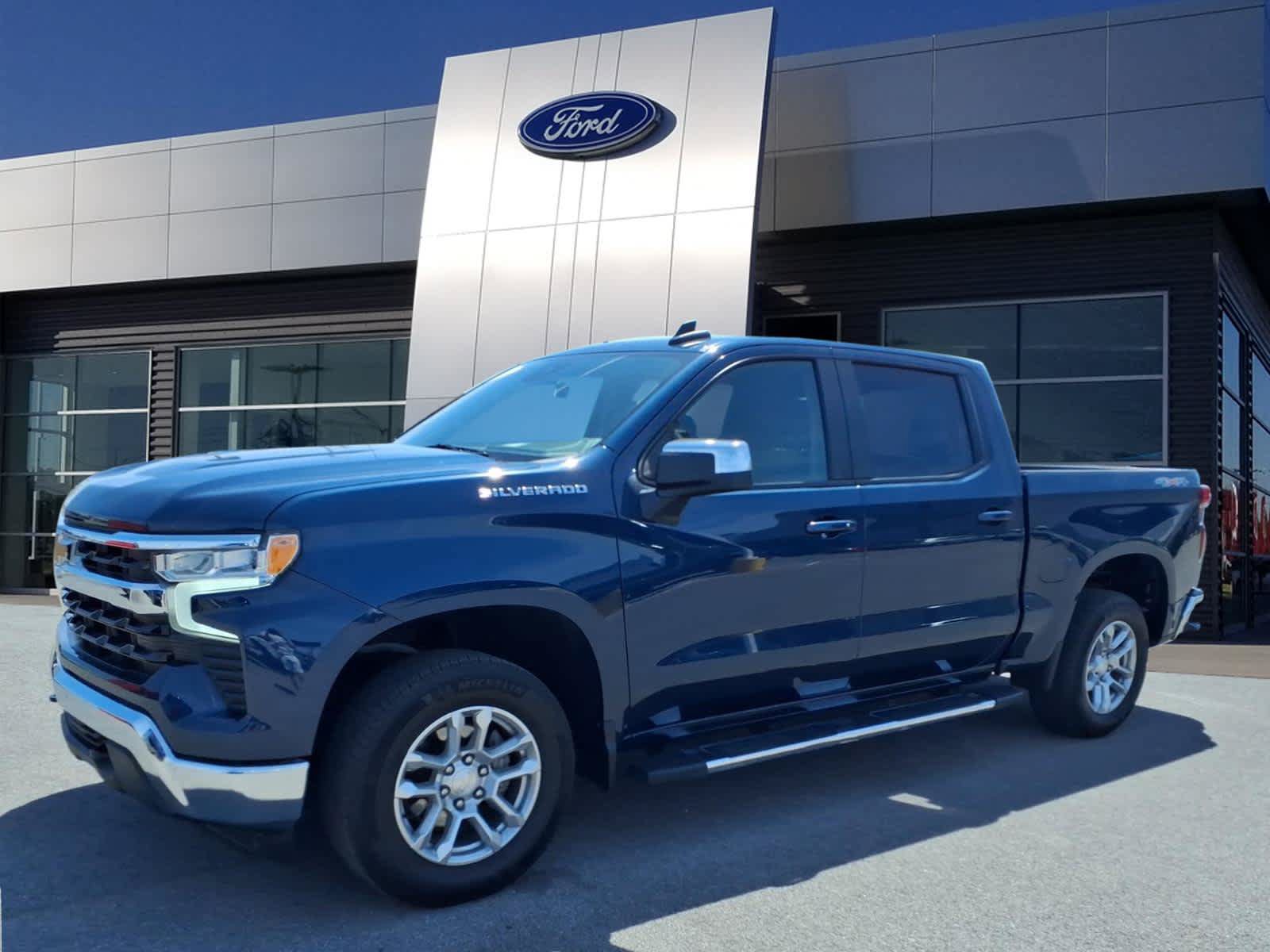 Used 2022 Chevrolet Silverado 1500 LT AWD/4WD image 4