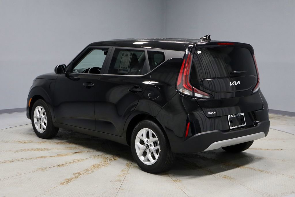 Used 2025 Kia Soul LX image 3