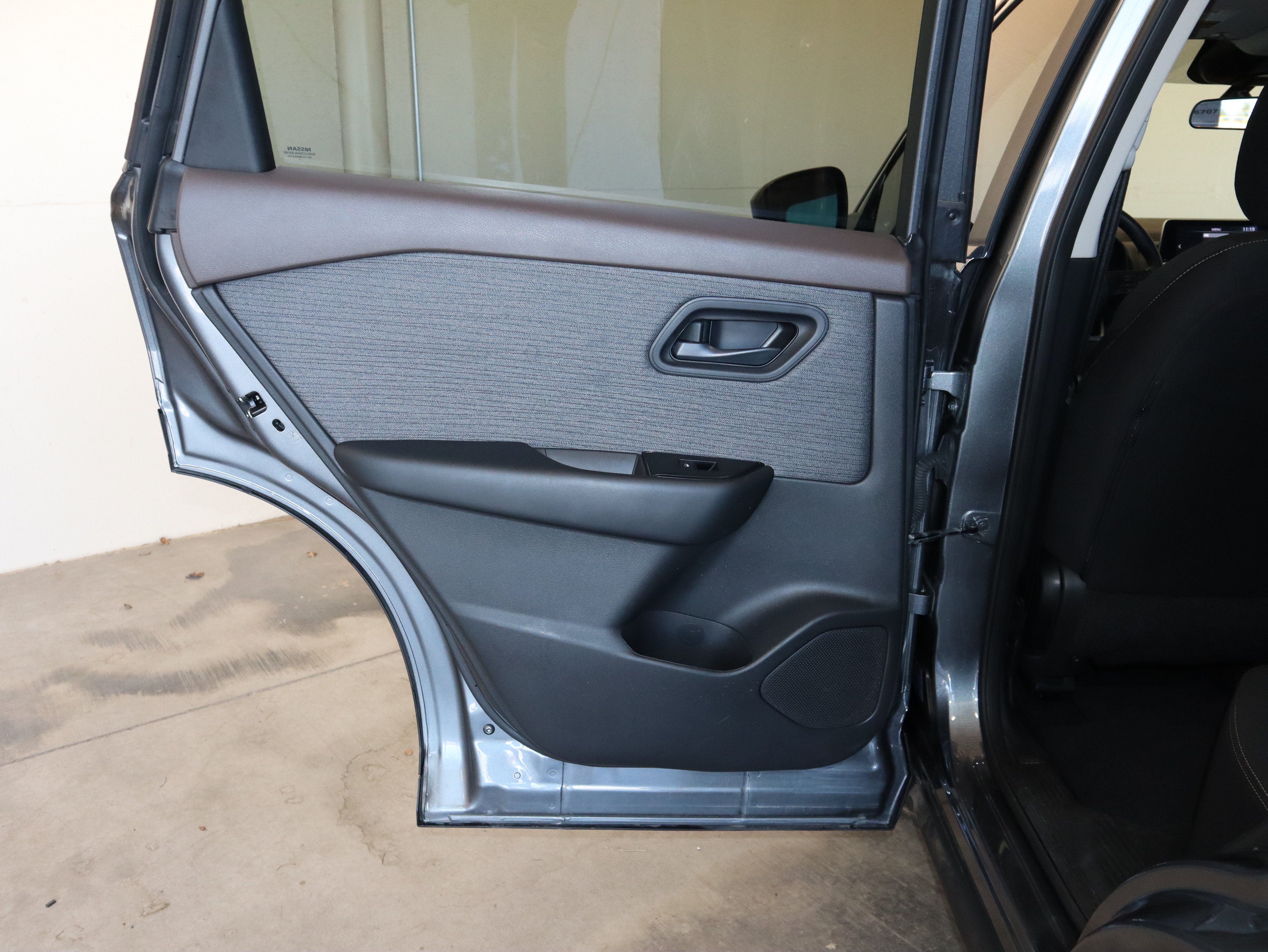 Used 2023 Nissan Rogue S AWD/4WD image 35
