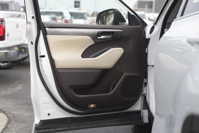 Used 2022 Toyota Highlander Platinum image 30