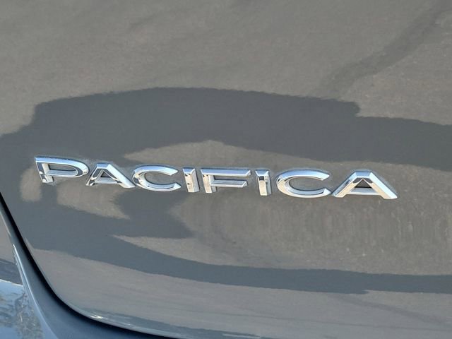 Used 2023 Chrysler Pacifica Touring-L image 29