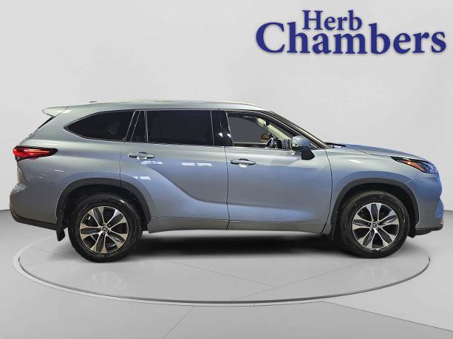 Used 2022 Toyota Highlander XLE AWD/4WD image 12