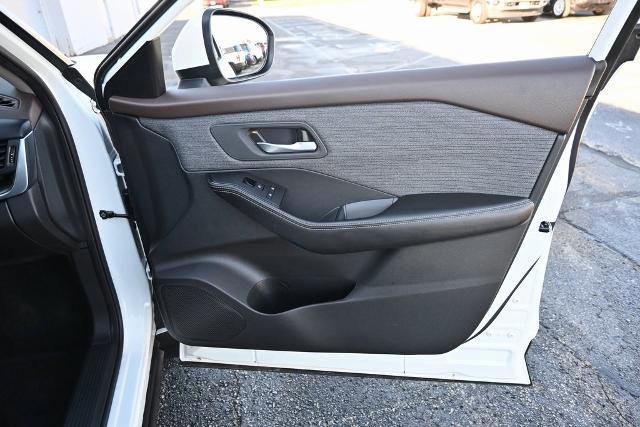 Used 2023 Nissan Rogue SV image 23