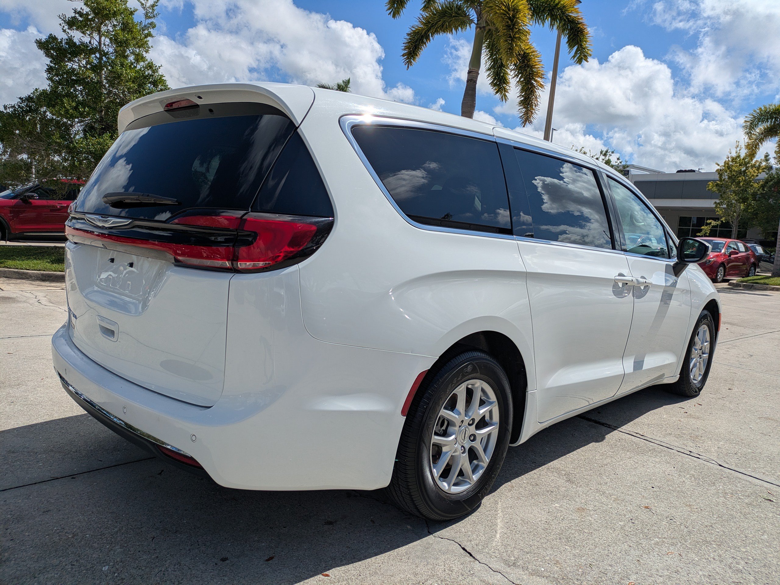 Used 2023 Chrysler Pacifica Touring-L FWD image 4