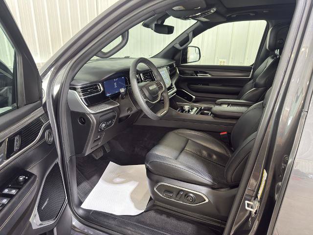 Used 2023 Jeep Wagoneer L Series III w/ Premium Group I AWD/4WD image 2