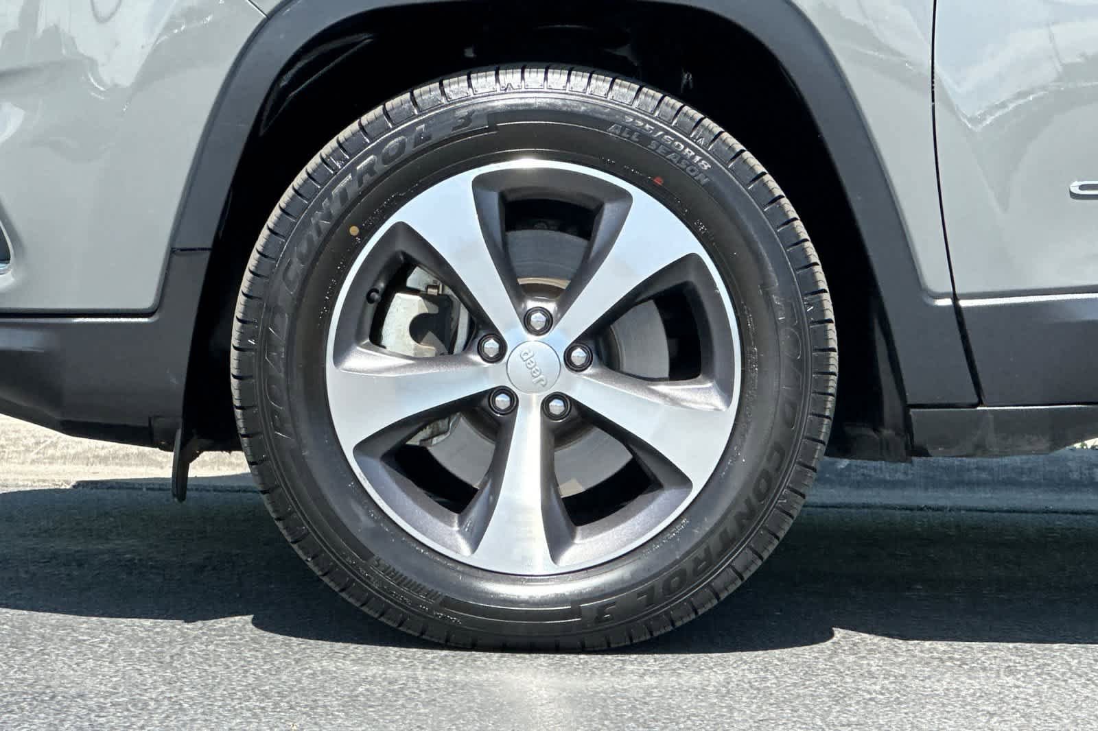 Used 2022 Jeep Cherokee Limited AWD/4WD image 26