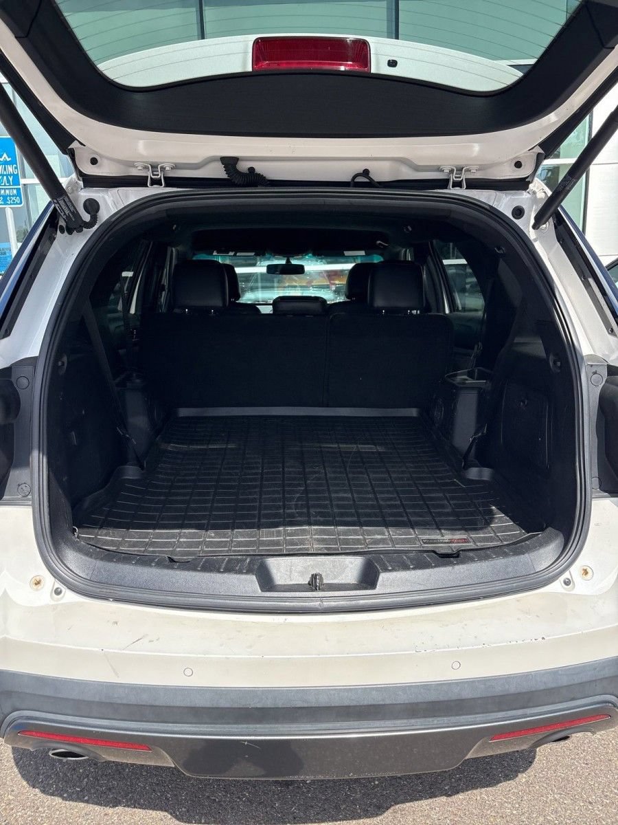 Certified 2017 Ford Explorer XLT w/ Equipment Group 202A FWD image 3