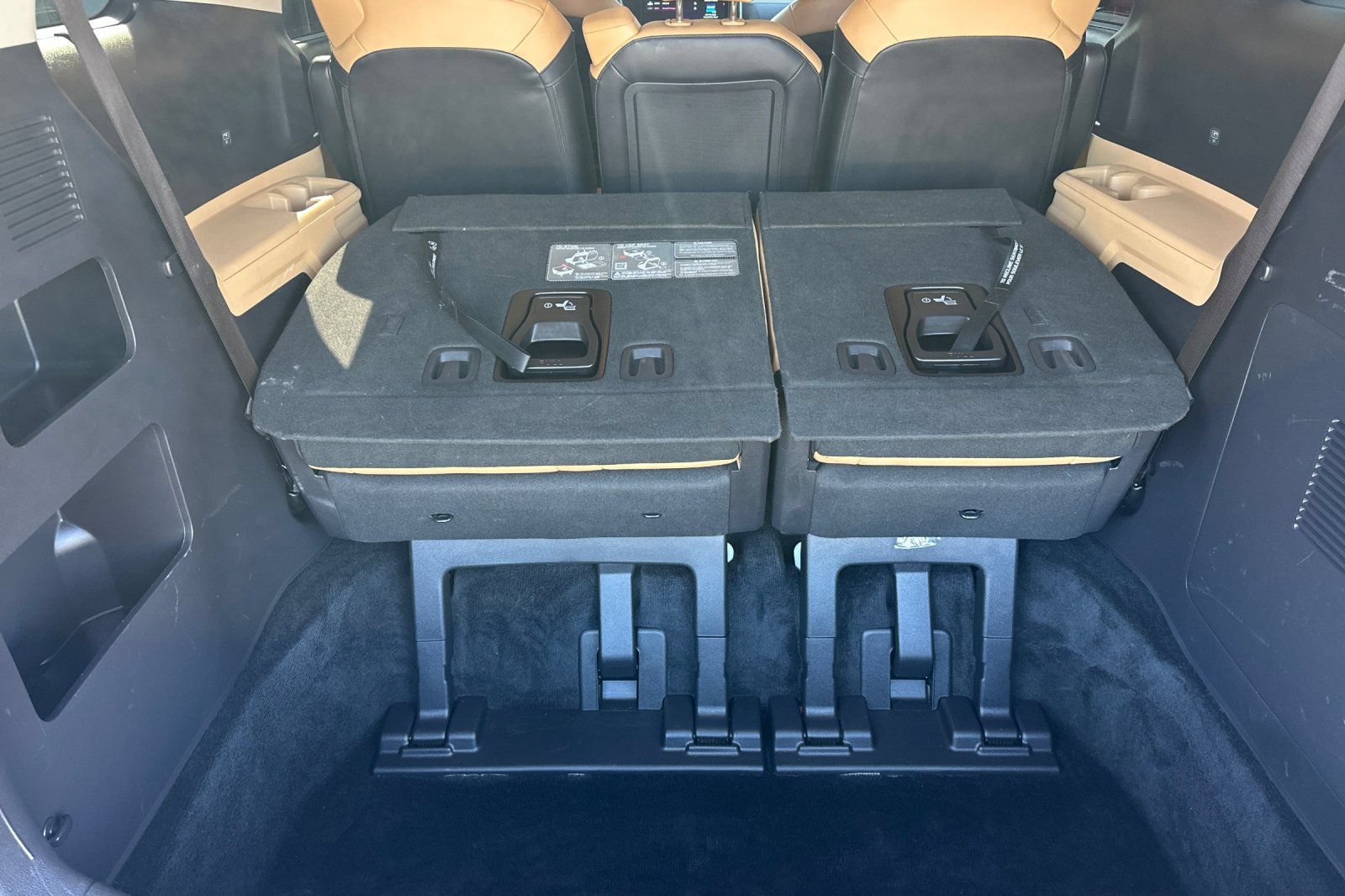Used 2024 Kia Carnival EX FWD image 14