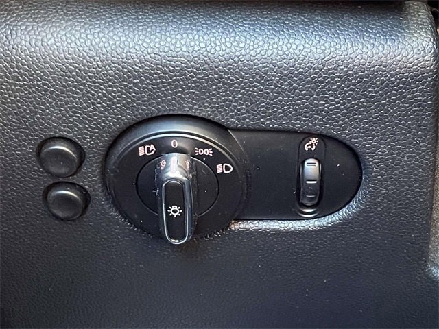 Used 2017 MINI Cooper Base image 16