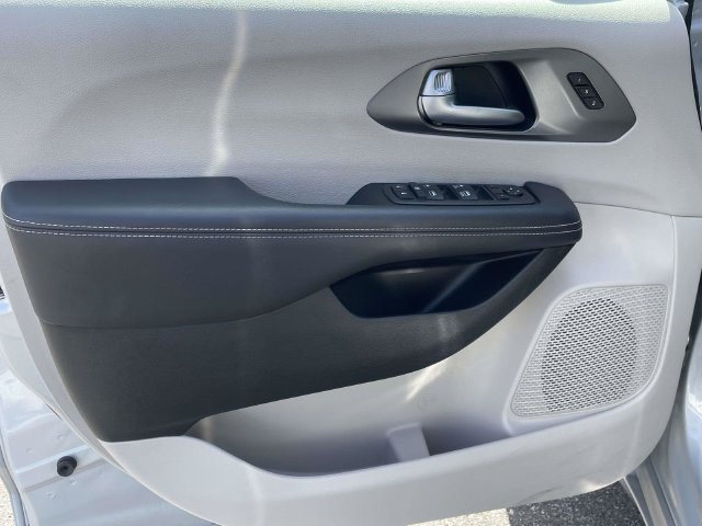 Used 2024 Chrysler Pacifica Touring-L FWD image 23