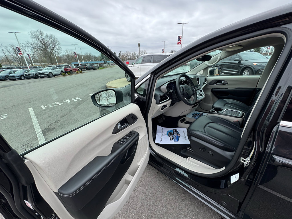 Used 2023 Chrysler Pacifica Touring-L FWD image 16