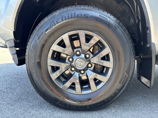 Used 2022 Toyota Tacoma SR5 AWD/4WD image 10
