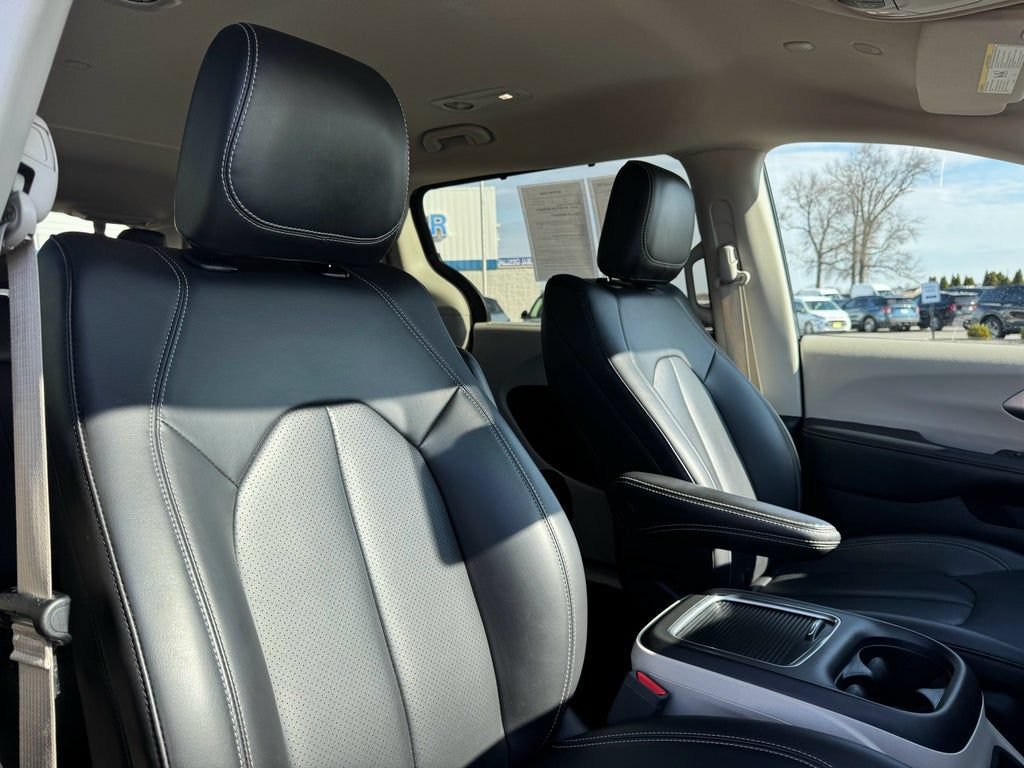 Used 2023 Chrysler Pacifica Touring-L FWD image 17