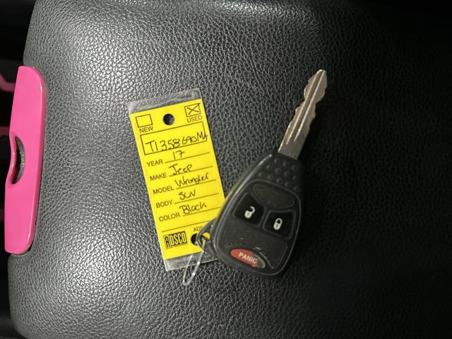 Used 2017 Jeep Wrangler Unlimited Rubicon w/ Connectivity Group AWD/4WD image 33