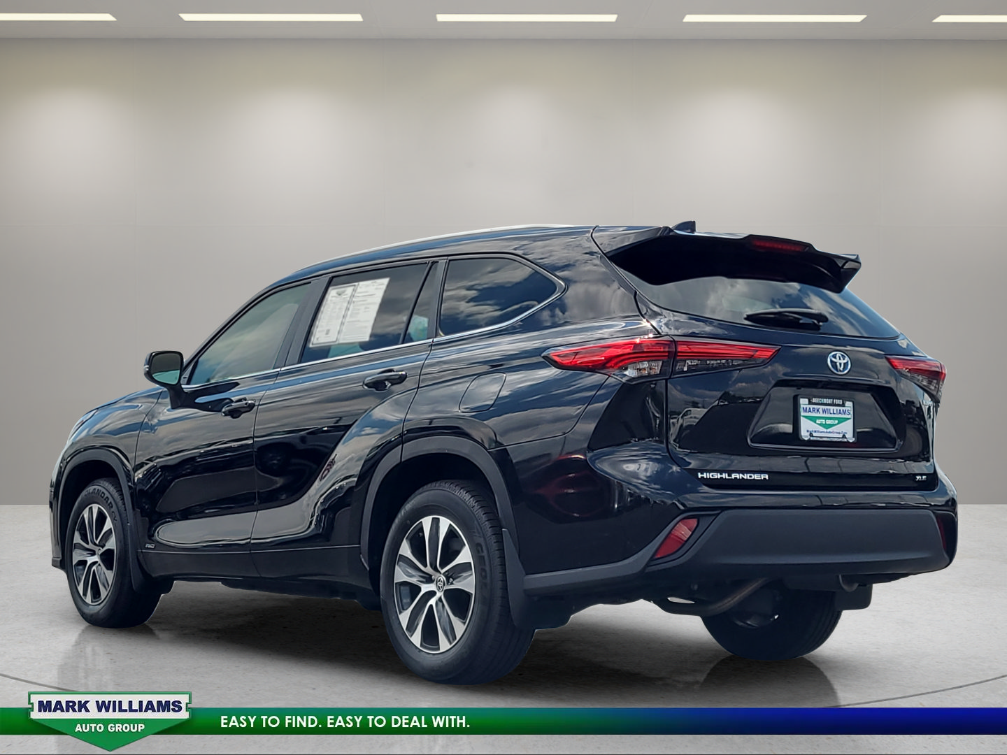 Used 2023 Toyota Highlander XLE AWD/4WD image 6