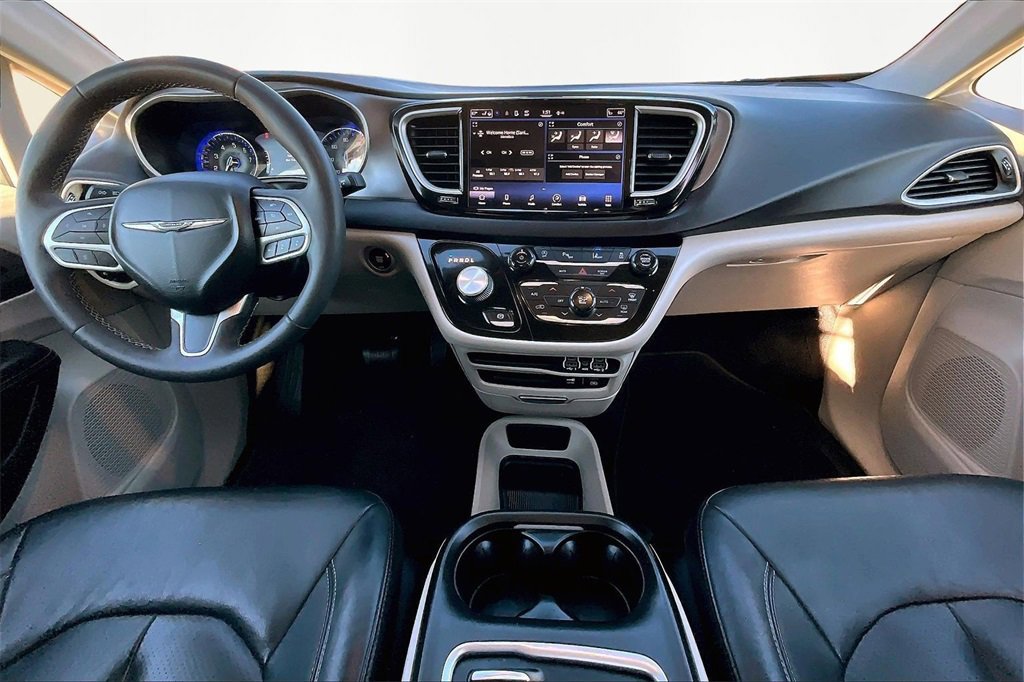 Used 2022 Chrysler Pacifica Touring-L image 16