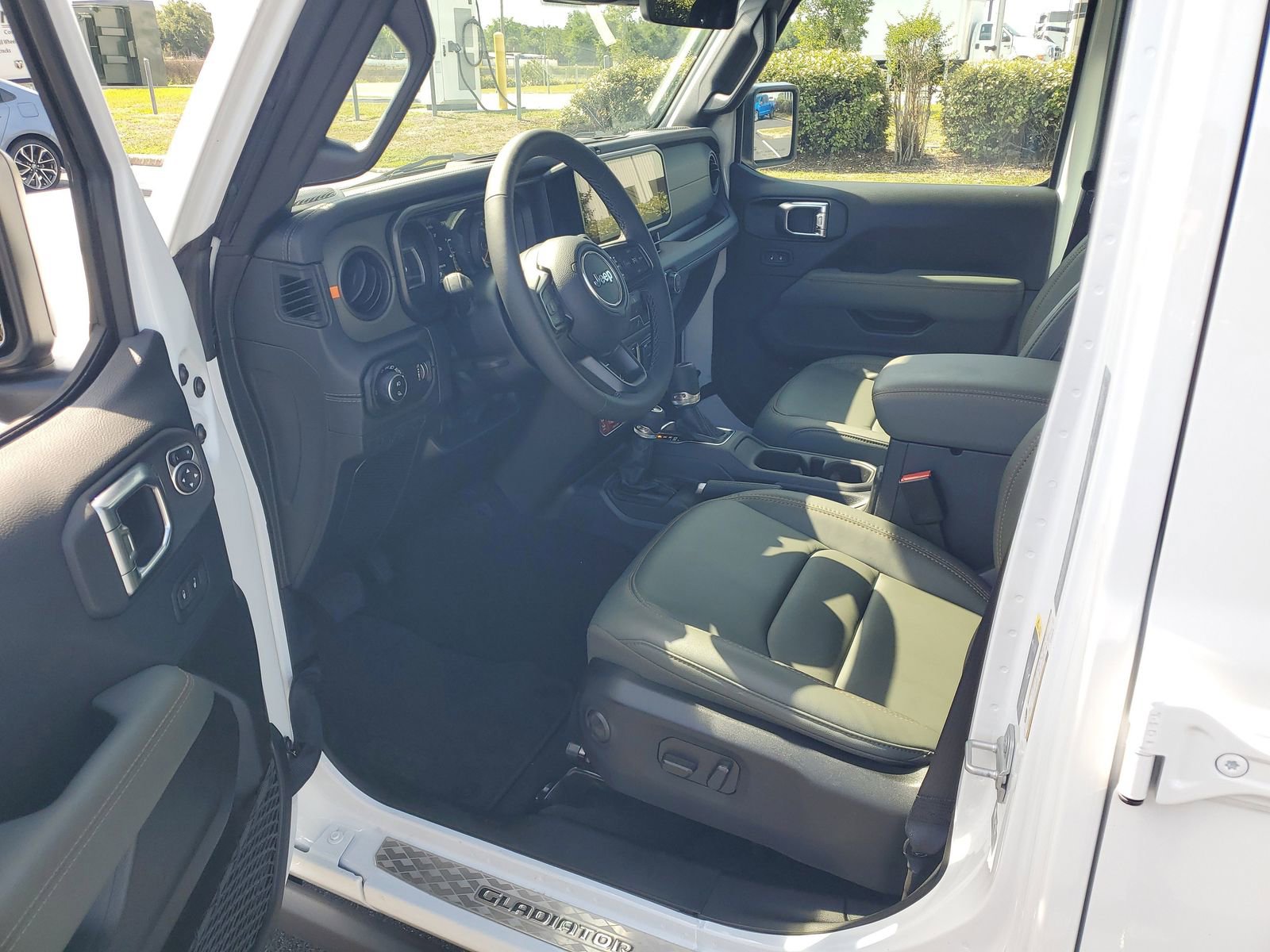 Used 2025 Jeep Gladiator Mojave AWD/4WD image 14