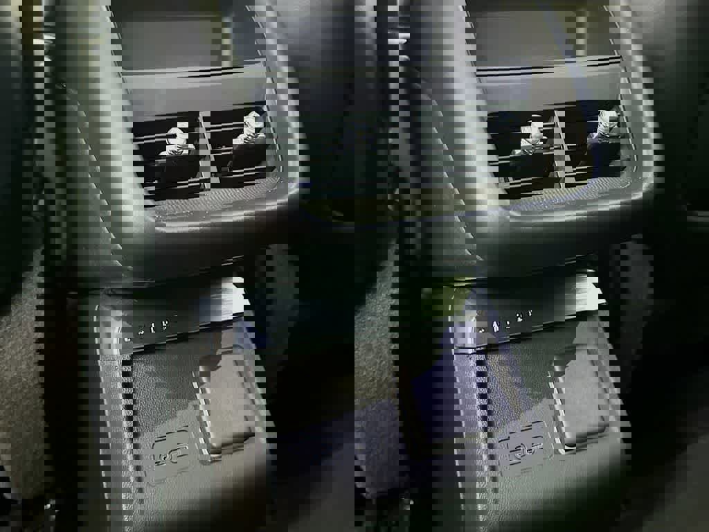 Used 2024 Cadillac Lyriq Luxury image 16