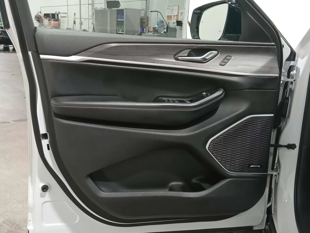 Used 2022 Jeep Grand Cherokee L Limited AWD/4WD image 20