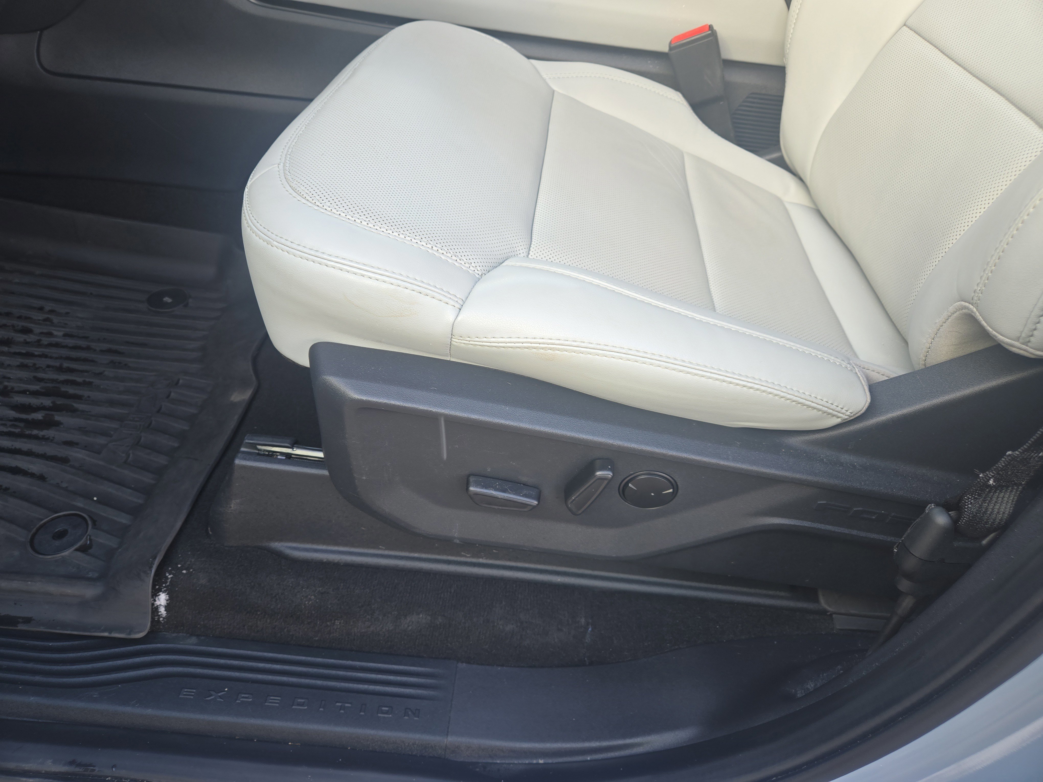 Certified 2025 Ford Expedition Platinum image 24