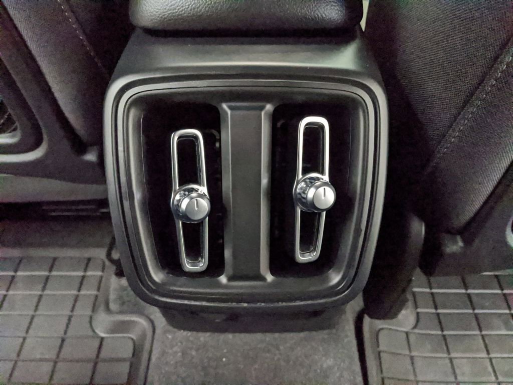 Used 2024 Volvo XC40 B5 Core image 13