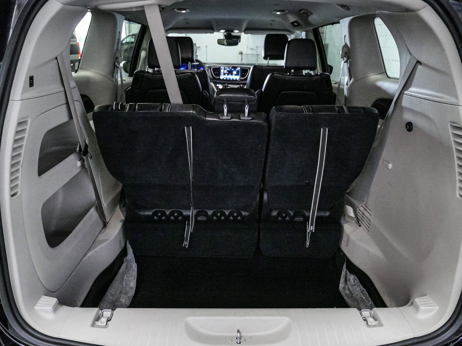 Used 2024 Chrysler Pacifica Touring-L image 17