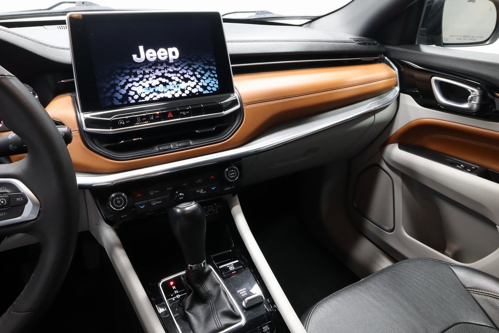 Used 2023 Jeep Compass Limited image 29