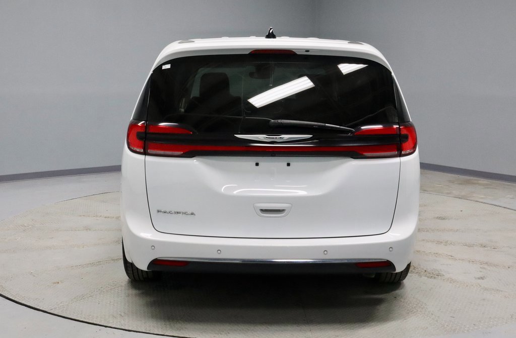 Used 2023 Chrysler Pacifica Touring-L image 5