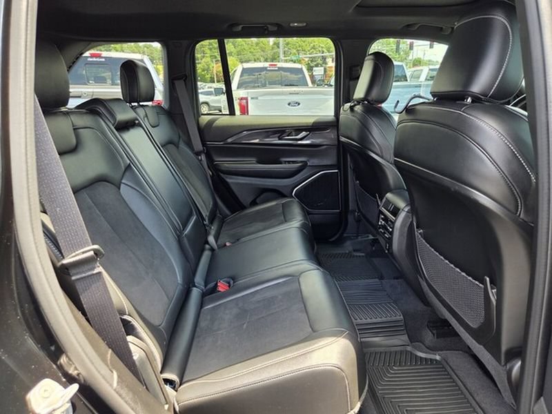 Used 2022 Jeep Grand Cherokee Altitude RWD image 18