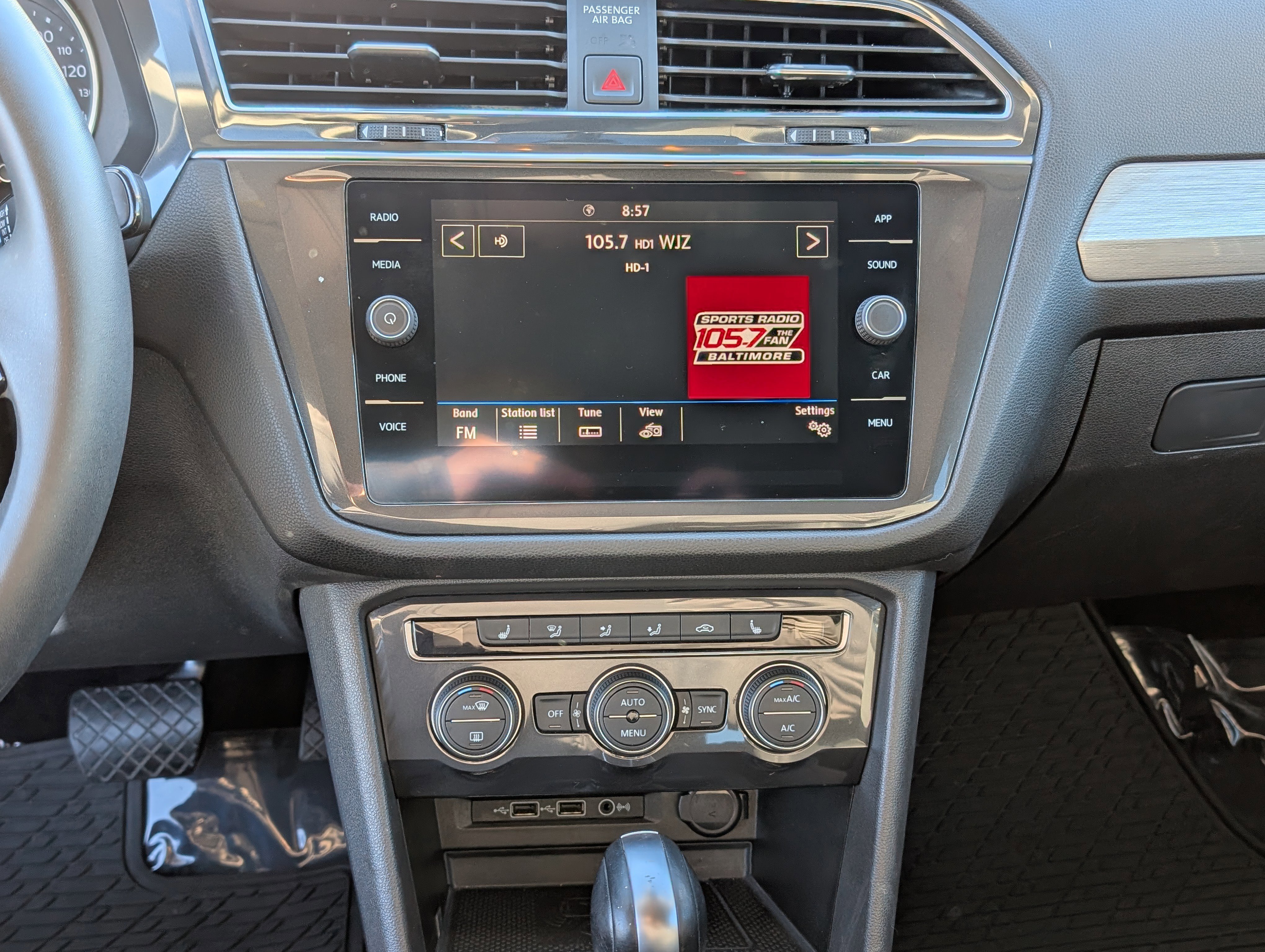 Used 2020 Volkswagen Tiguan SE image 18