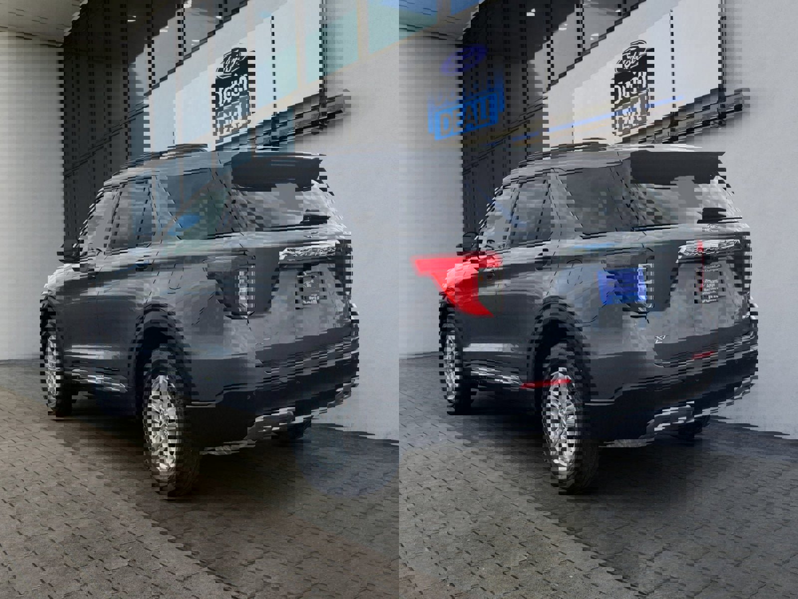 Certified 2022 Ford Explorer XLT w/ Equipment Group 202A image 3