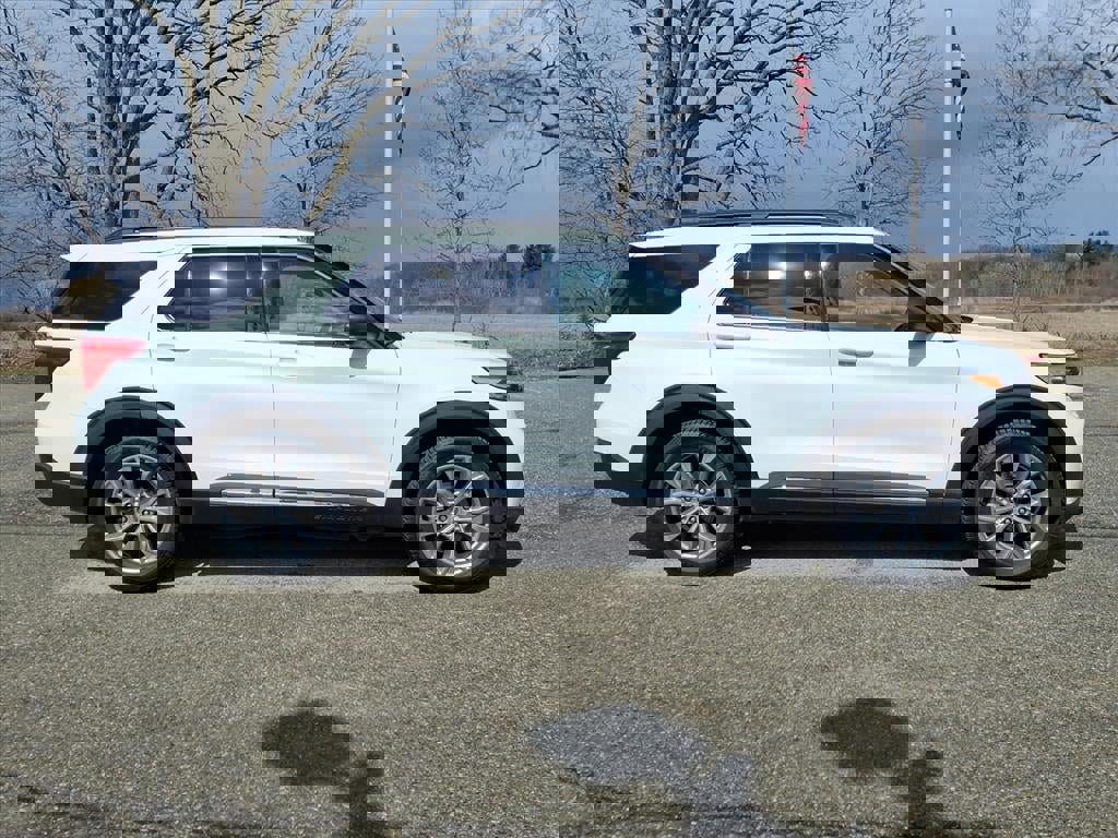 Certified 2023 Ford Explorer XLT w/ Equipment Group 202A image 6