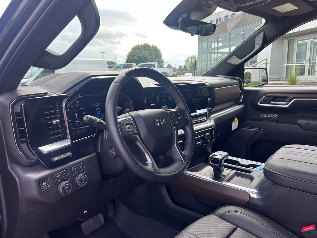 Used 2025 Chevrolet Silverado 1500 High Country w/ Midnight Edition AWD/4WD image 9