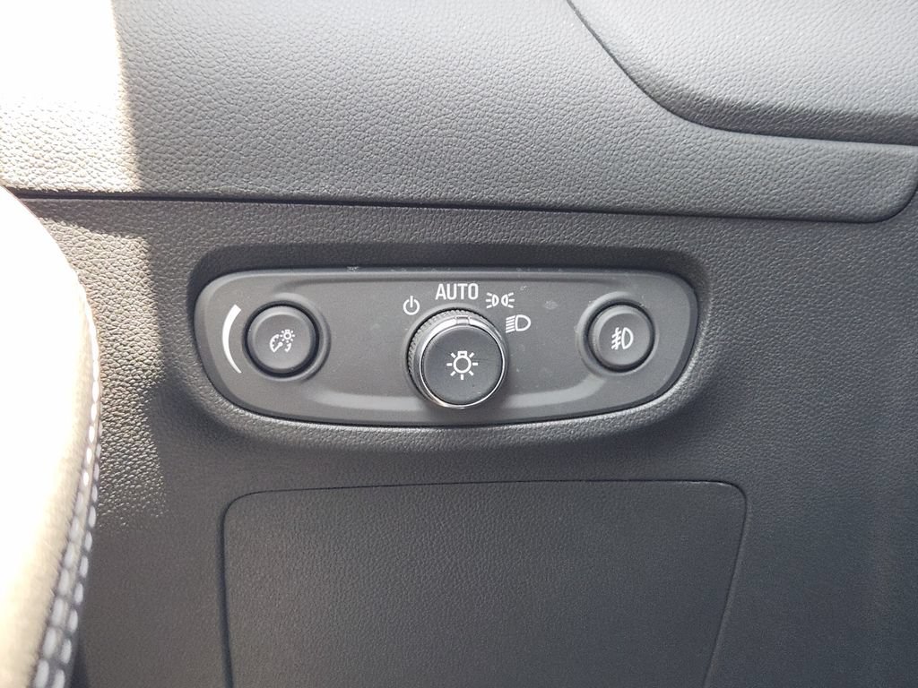 Used 2022 Buick Encore GX Select w/ Sport Touring Package FWD image 21