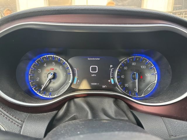 Used 2017 Chrysler Pacifica Limited image 3