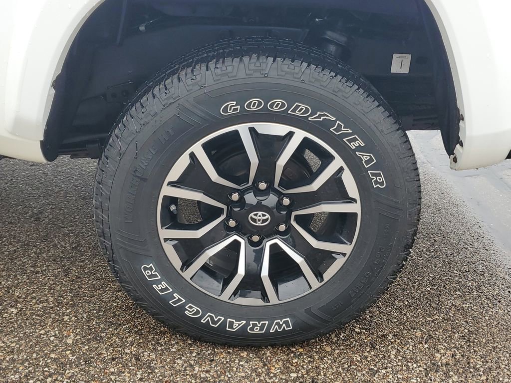 Used 2020 Toyota Tacoma TRD Sport w/ Technology Package image 6