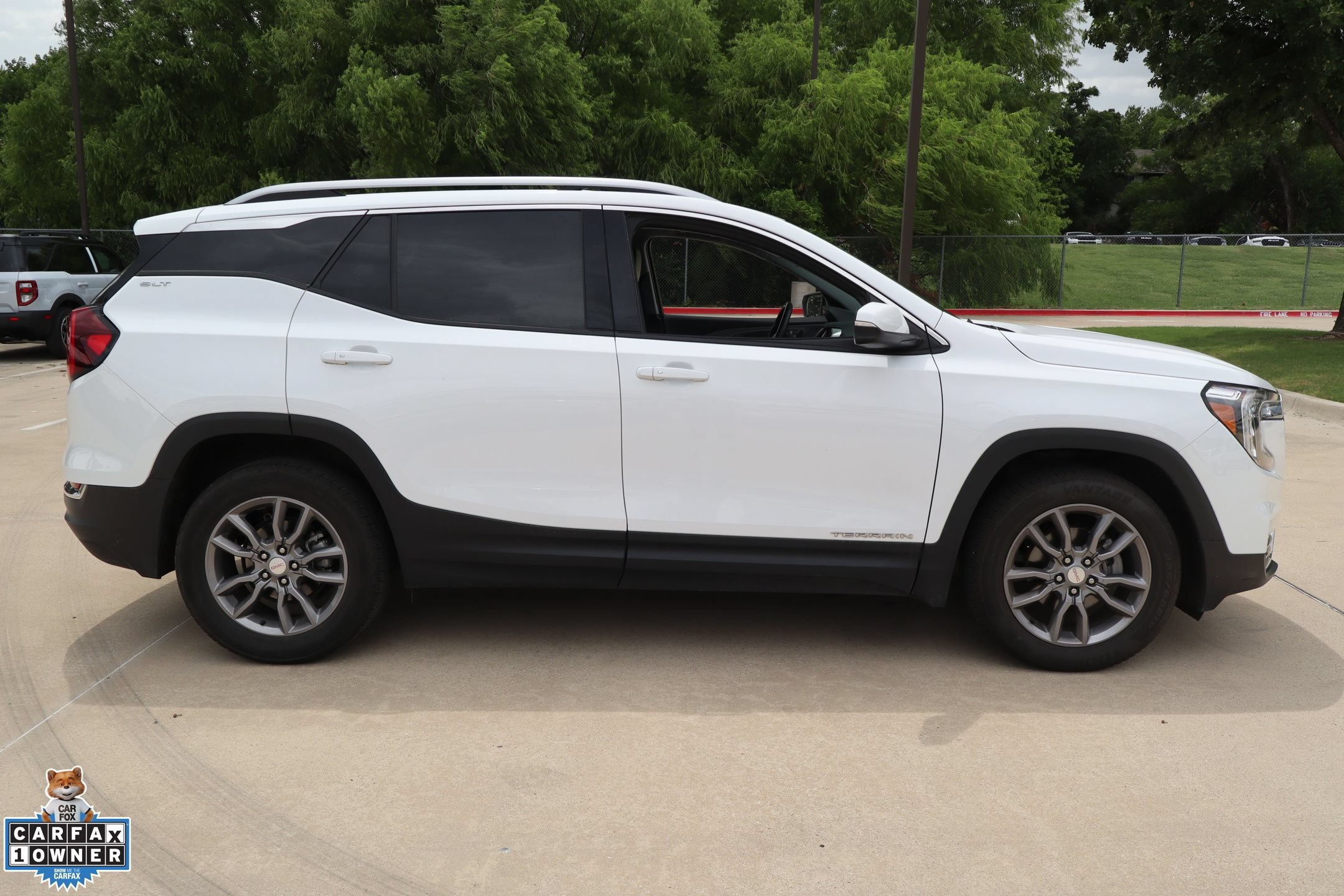 Used 2024 GMC Terrain SLT FWD image 2