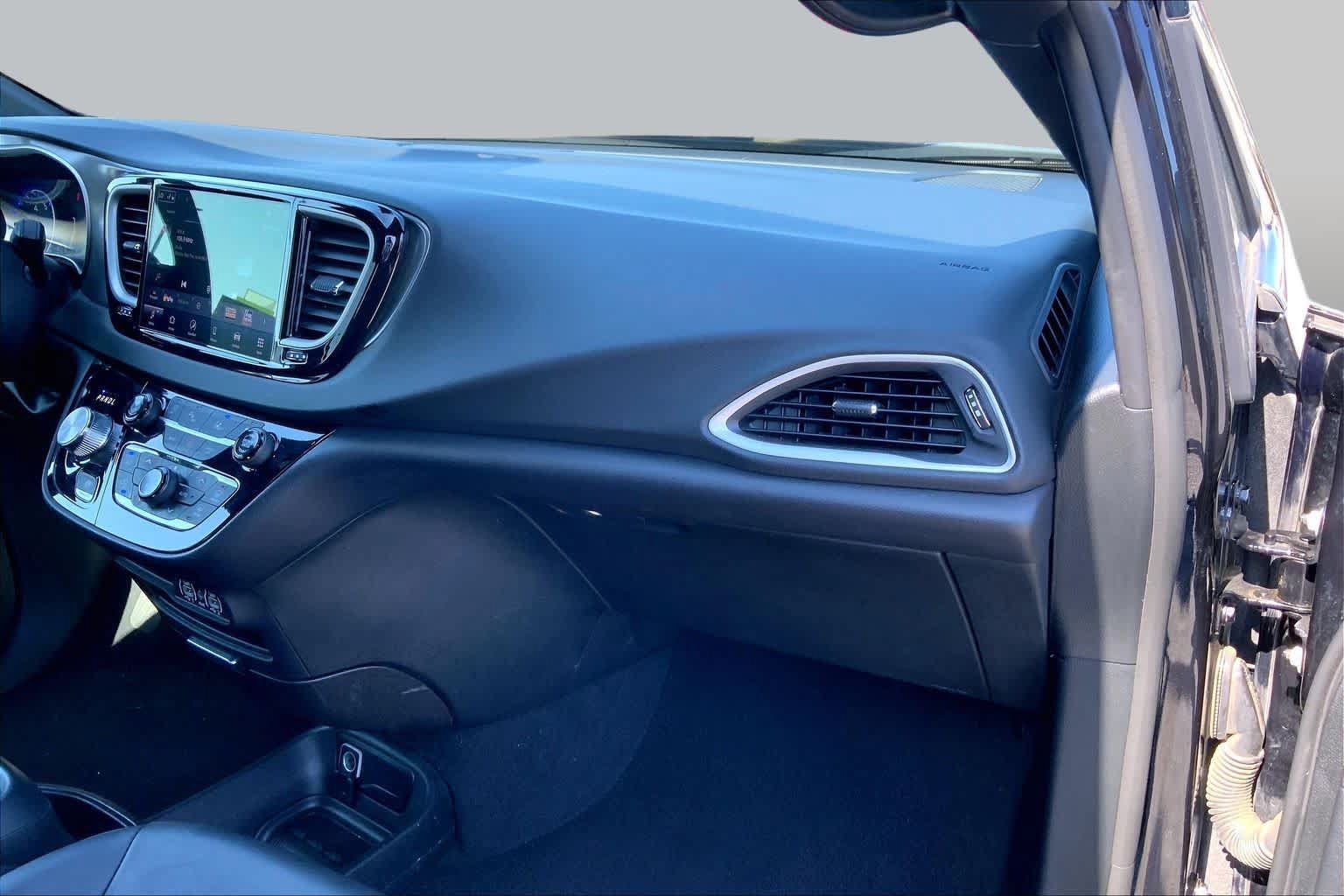 Used 2025 Chrysler Pacifica Select FWD image 18