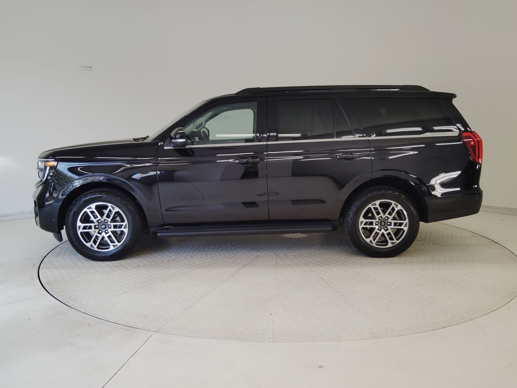 Certified 2025 Ford Expedition Active image 2