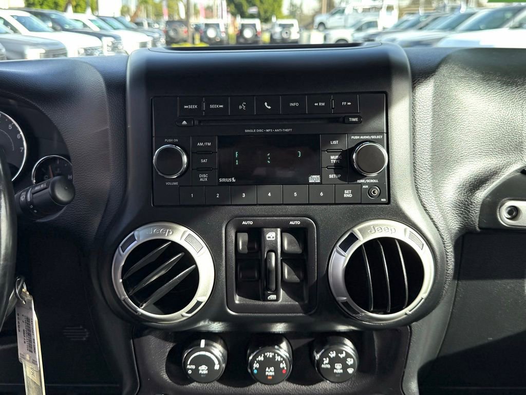 Used 2018 Jeep Wrangler Unlimited Rubicon w/ Connectivity Group image 24