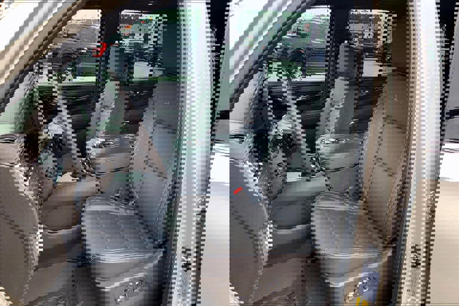 Used 2024 GMC Yukon Denali w/ Advanced Technology Package image 10