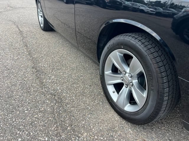Used 2022 Dodge Challenger SXT w/ Driver Convenience Group RWD image 25