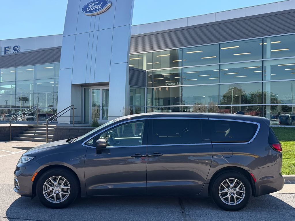 Used 2023 Chrysler Pacifica Touring-L FWD image 3
